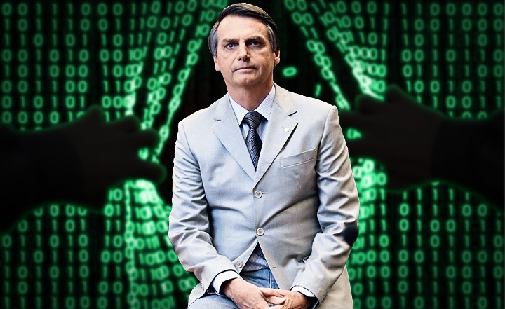 Bolsonaro, por sobre um pano de fundo onde mãos puxam o "tecido" feito de códigos binários, como um programa de computador sendo invadido.